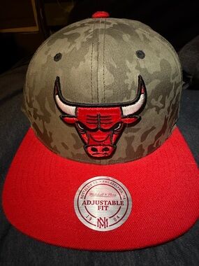 Mitchell & Ness Chicago Bulls Camo Crown Red Brim Snapback
